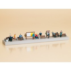 Bahnsteigausstattung mit Figuren 