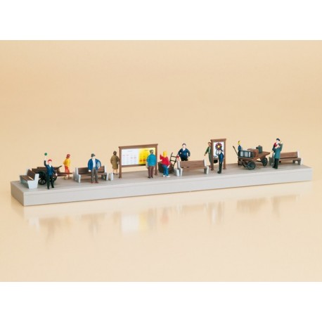 Bahnsteigausstattung mit Figuren 