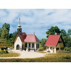 Dorfkirche mit Pfarrhaus 
